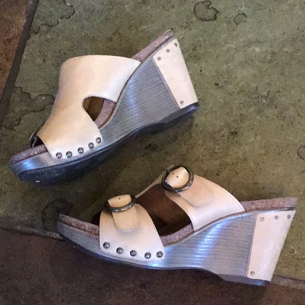 Women’s Dansko Mules 39 (8.5-9) Excellent pre-loved cond Tan, Buckles, heeled